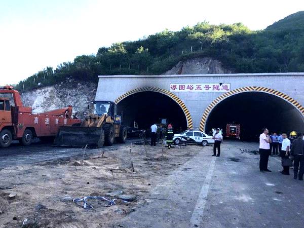  张石高速隧道车辆燃爆，老司机教你隧道开车的正确“姿势”！